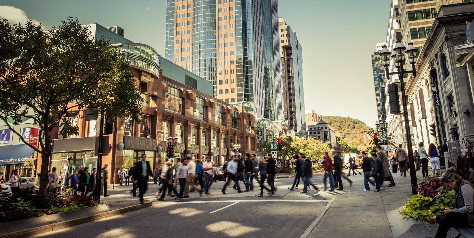 montreal-downtown-pedestrians