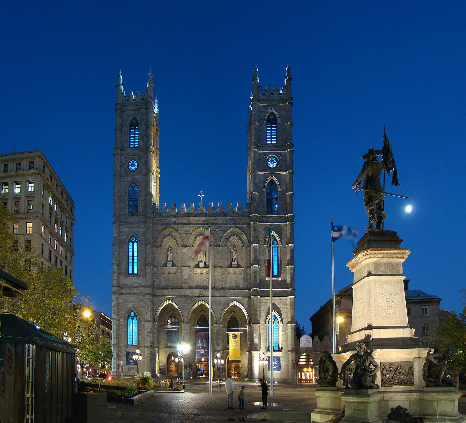 montreal-notre-dame-basilica-exterioir-night